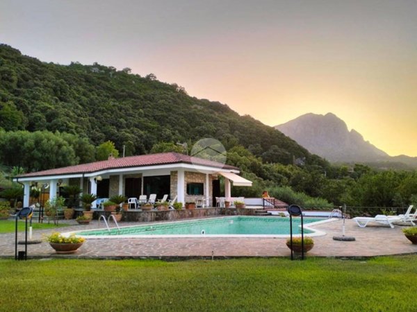 casa indipendente in vendita a San Giovanni a Piro in zona Scario