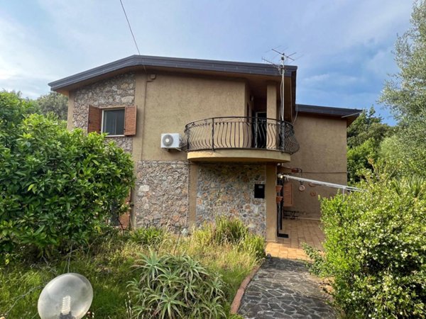 casa indipendente in vendita a San Giovanni a Piro in zona Scario