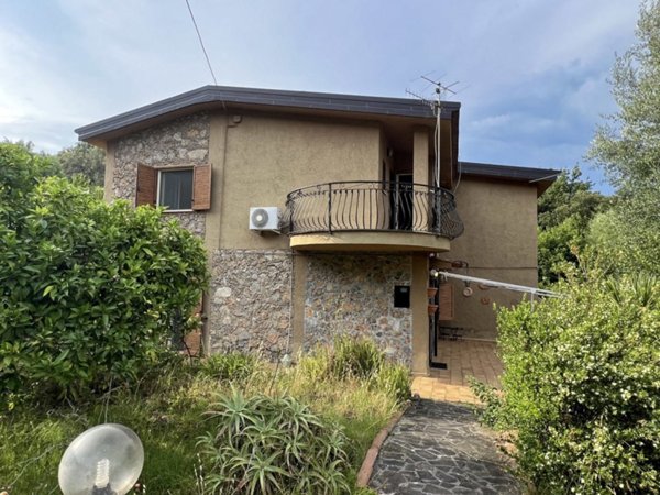 casa indipendente in vendita a San Giovanni a Piro in zona Scario