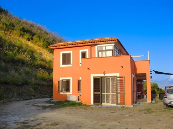 casa indipendente in vendita a San Giovanni a Piro in zona Scario