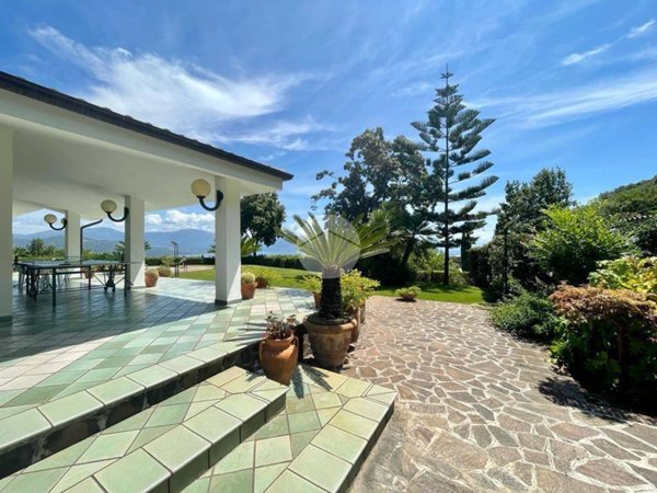 casa indipendente in vendita a San Giovanni a Piro in zona Scario