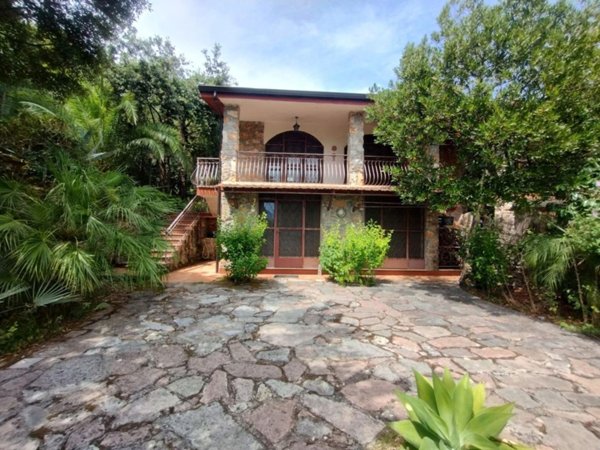 casa indipendente in vendita a San Giovanni a Piro in zona Scario