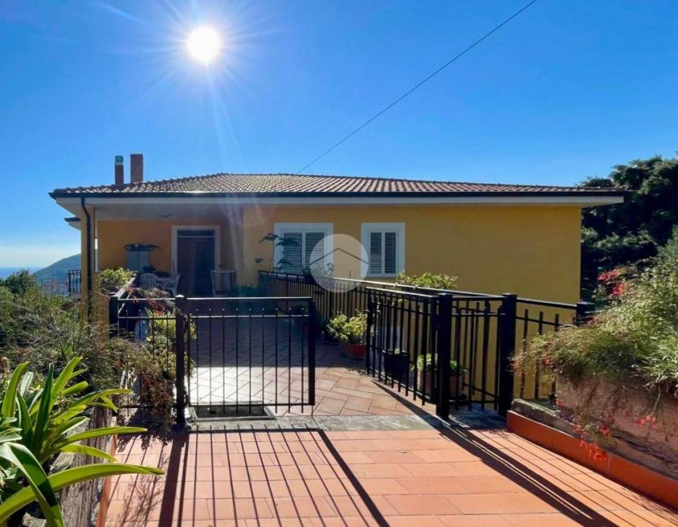 casa indipendente in vendita a San Giovanni a Piro in zona Scario
