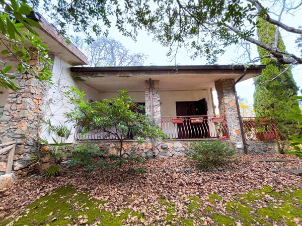 casa indipendente in vendita a San Giovanni a Piro in zona Scario