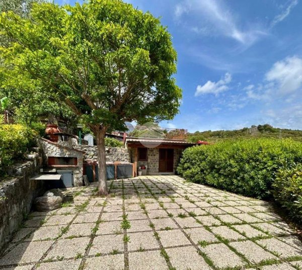 casa indipendente in vendita a San Giovanni a Piro in zona Scario