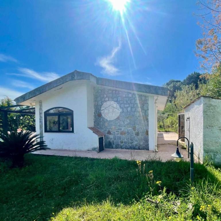 casa indipendente in vendita a San Giovanni a Piro in zona Scario