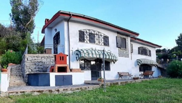 casa indipendente in vendita a San Giovanni a Piro in zona Scario
