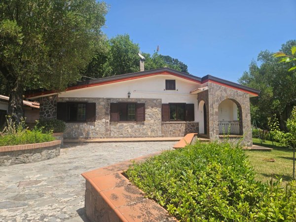 casa indipendente in vendita a San Giovanni a Piro in zona Scario