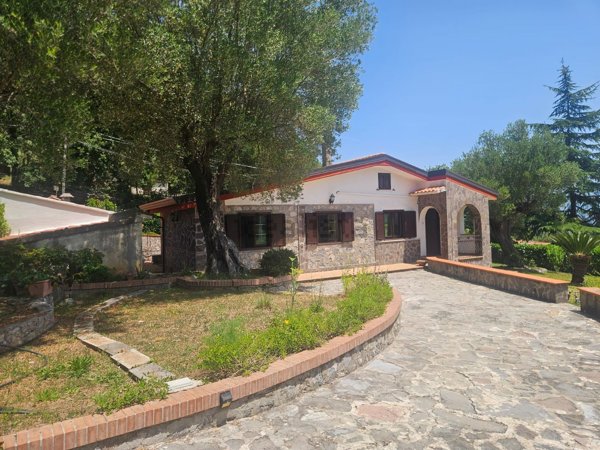 casa indipendente in vendita a San Giovanni a Piro in zona Scario