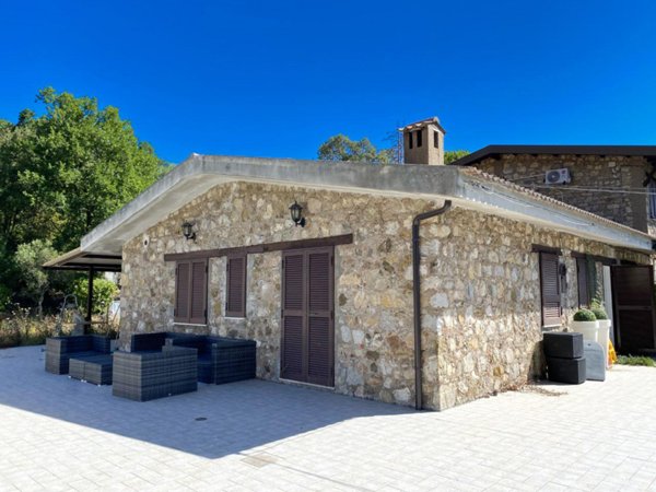 casa indipendente in vendita a San Giovanni a Piro in zona Scario
