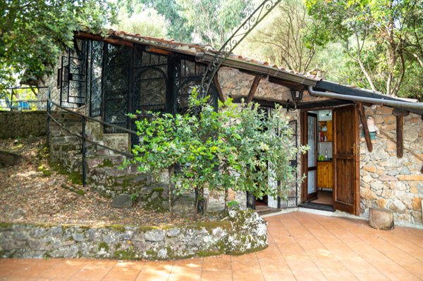 casa indipendente in vendita a San Giovanni a Piro in zona Scario