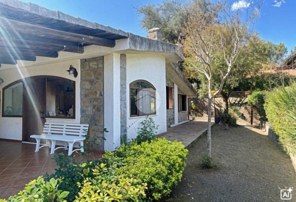 casa indipendente in vendita a San Giovanni a Piro in zona Scario