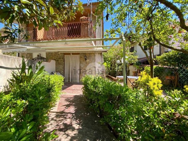 casa indipendente in vendita a San Giovanni a Piro in zona Scario