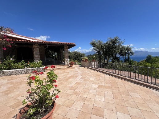 casa indipendente in vendita a San Giovanni a Piro in zona Scario