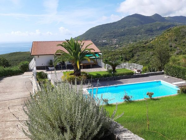 casa indipendente in vendita a San Giovanni a Piro in zona Scario