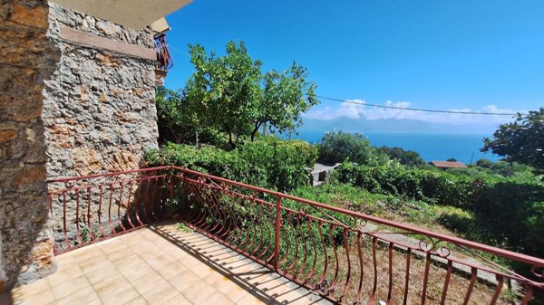 casa indipendente in vendita a San Giovanni a Piro in zona Scario