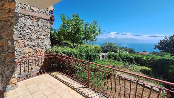 casa indipendente in vendita a San Giovanni a Piro in zona Scario