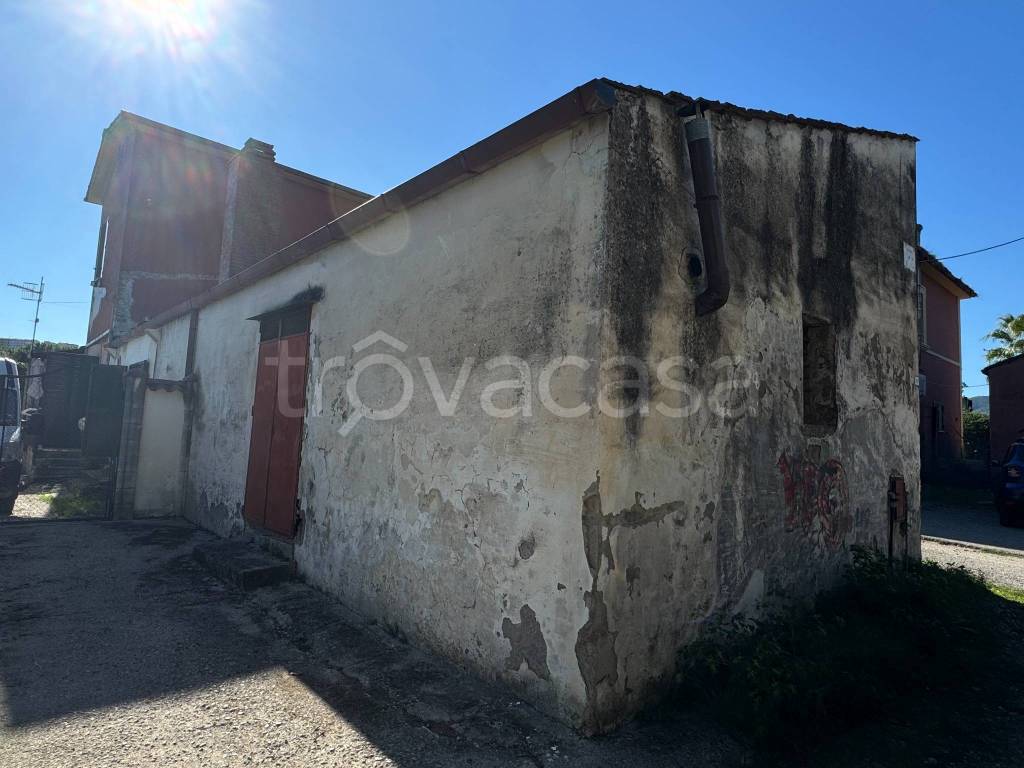 locale commerciale in vendita a San Mango Piemonte