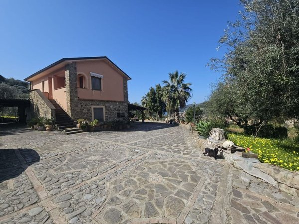 casa indipendente in vendita a San Mauro Cilento