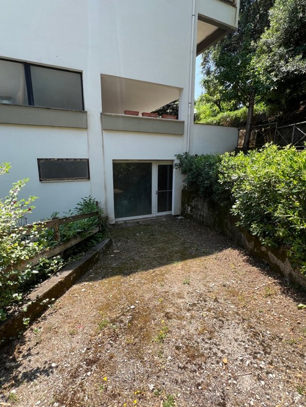 locale di sgombero in vendita a Santa Marina
