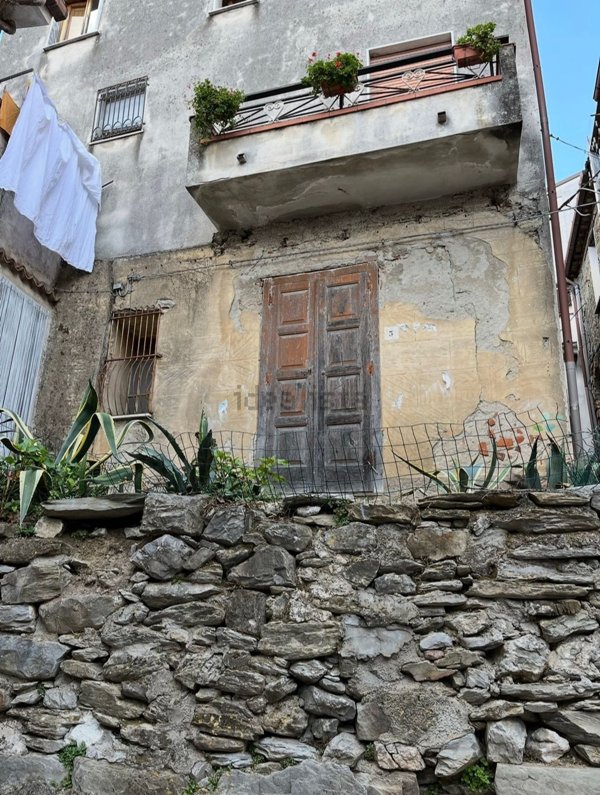 locale di sgombero in vendita a Santa Marina