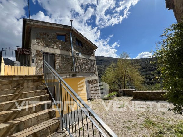 casa indipendente in vendita a Serramezzana in zona Capograssi