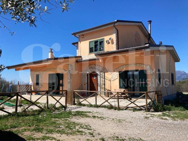 casa indipendente in vendita a Serre