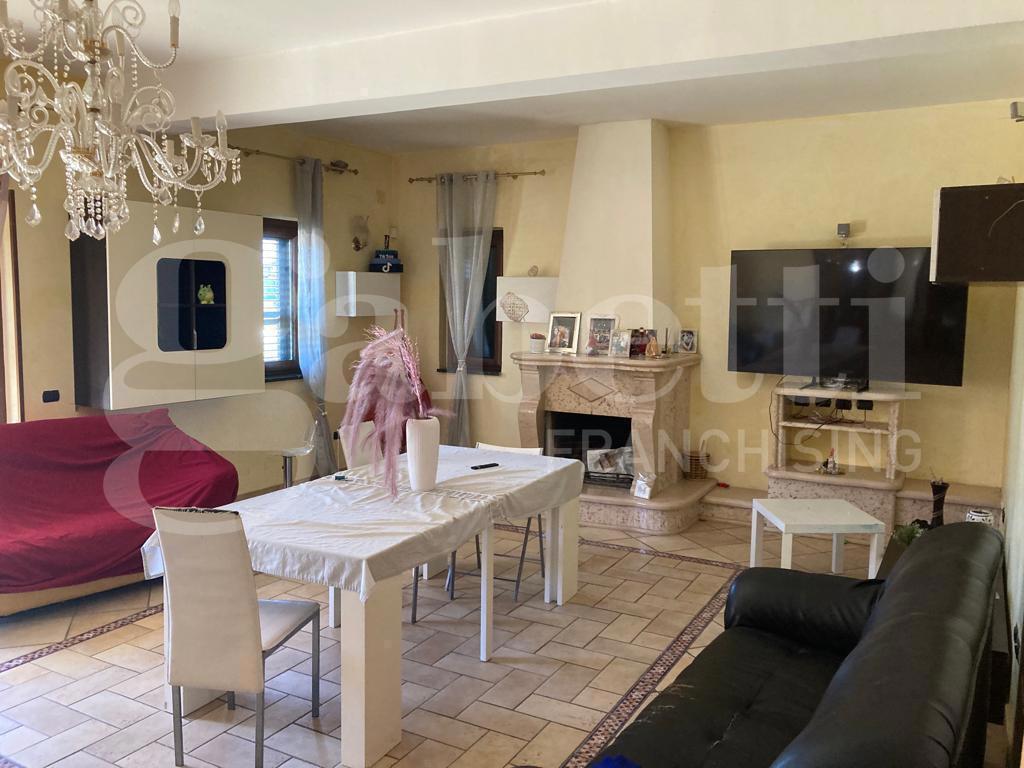 casa indipendente in vendita a Serre