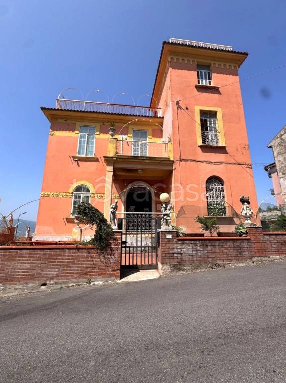 casa indipendente in vendita a Serre