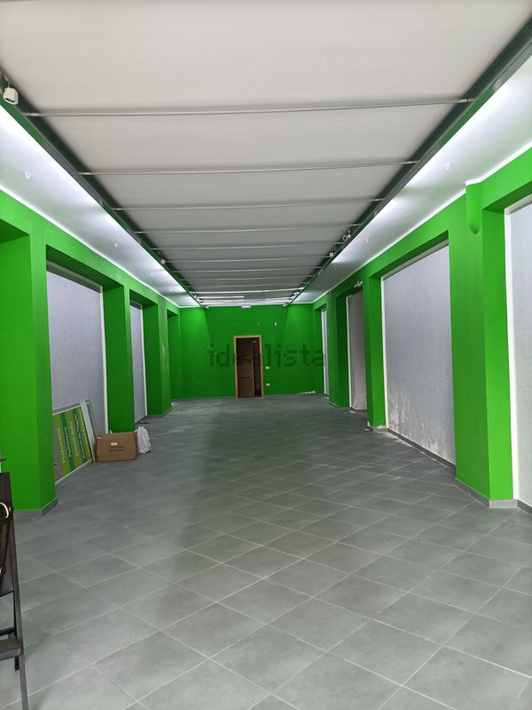 locale commerciale in vendita a Serre