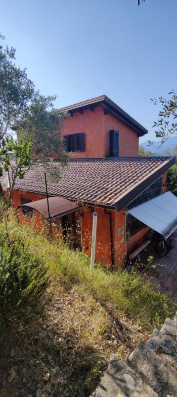 casa indipendente in vendita a Serre