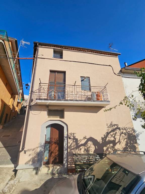 casa indipendente in vendita a Serre