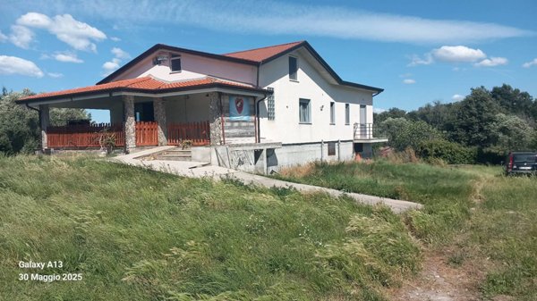 casa indipendente in vendita a Serre