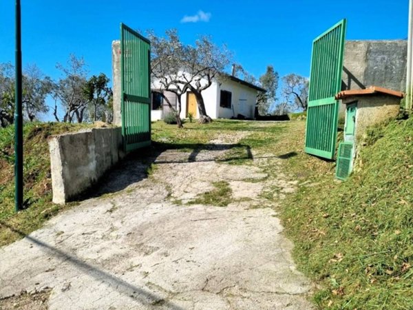 casa indipendente in vendita a Serre