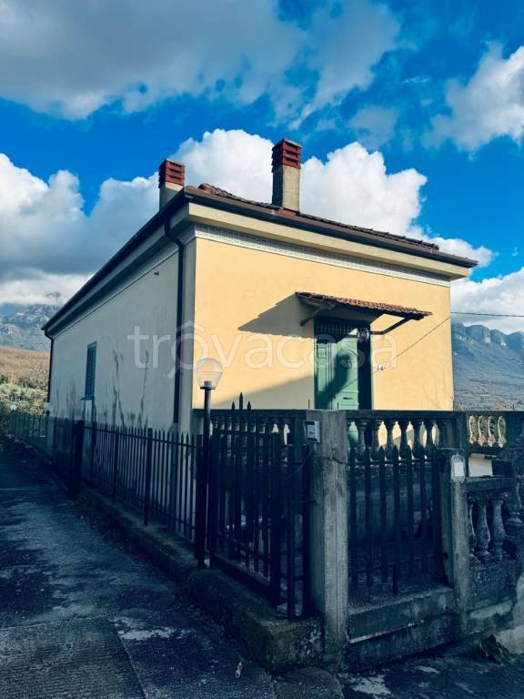 casa indipendente in vendita a Serre
