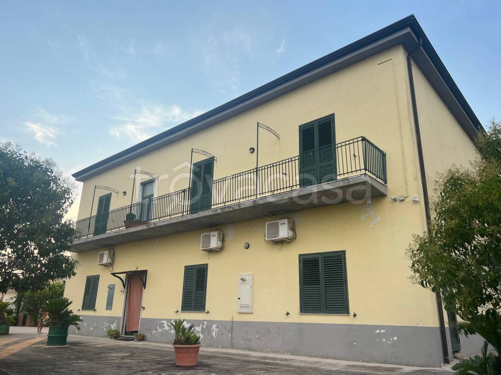 casa indipendente in vendita a Serre