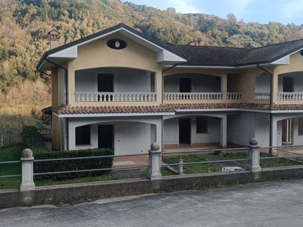 casa indipendente in vendita a Sessa Cilento in zona Santa Lucia