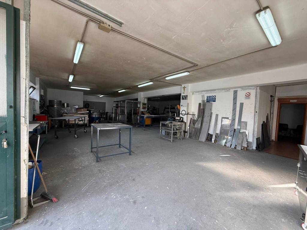 locale commerciale in vendita a Siano