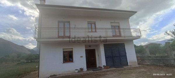 casa indipendente in vendita a Teggiano in zona Pozzo