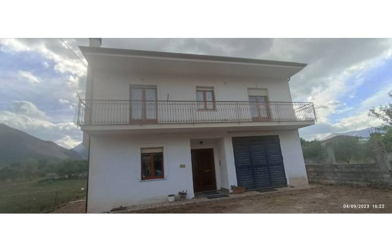 casa indipendente in vendita a Teggiano in zona Pozzo