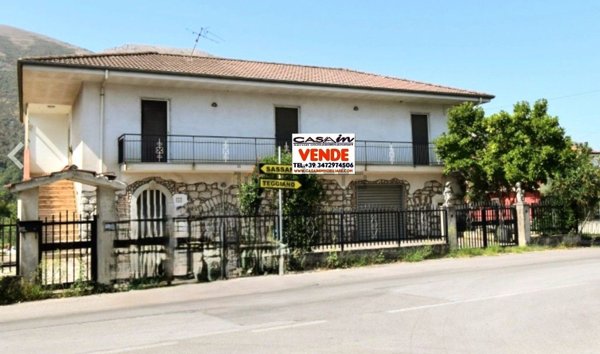 casa indipendente in vendita a Teggiano in zona Macchiaroli