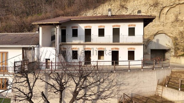 casale in vendita a Corneliano d'Alba