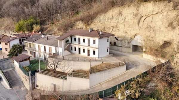 casale in vendita a Corneliano d'Alba