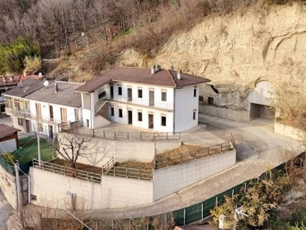 casale in vendita a Corneliano d'Alba