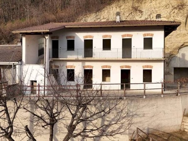 casale in vendita a Corneliano d'Alba