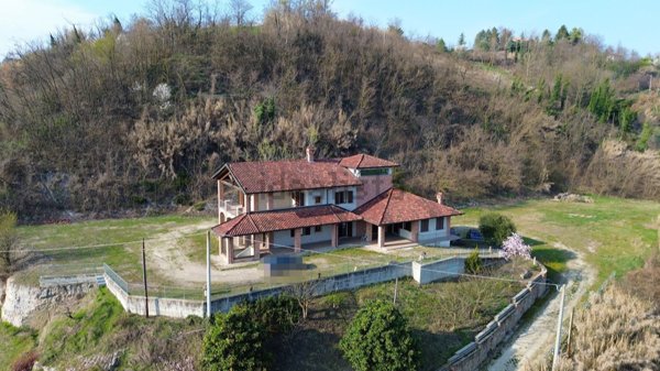 casa indipendente in vendita a Corneliano d'Alba
