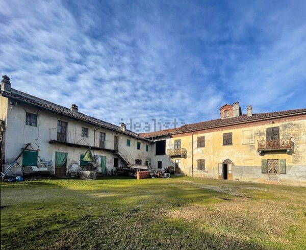 casale in vendita a Corneliano d'Alba in zona Sioneri