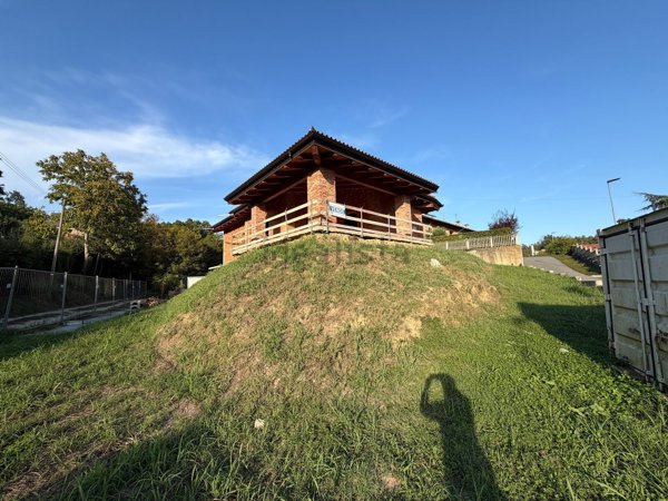 casa indipendente in vendita a Corneliano d'Alba