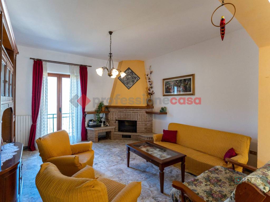 casa indipendente in vendita a Trentinara