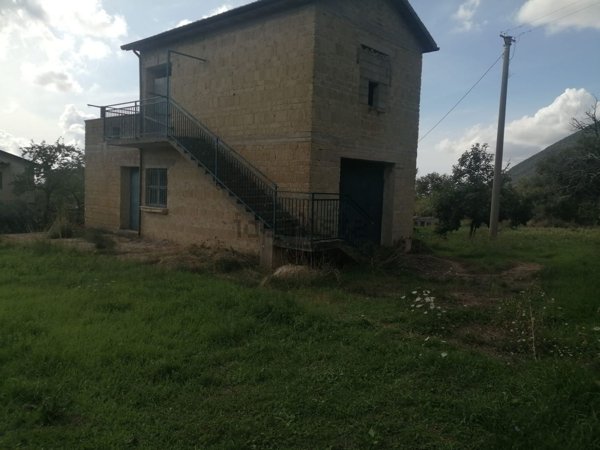 casa indipendente in vendita a Trentinara